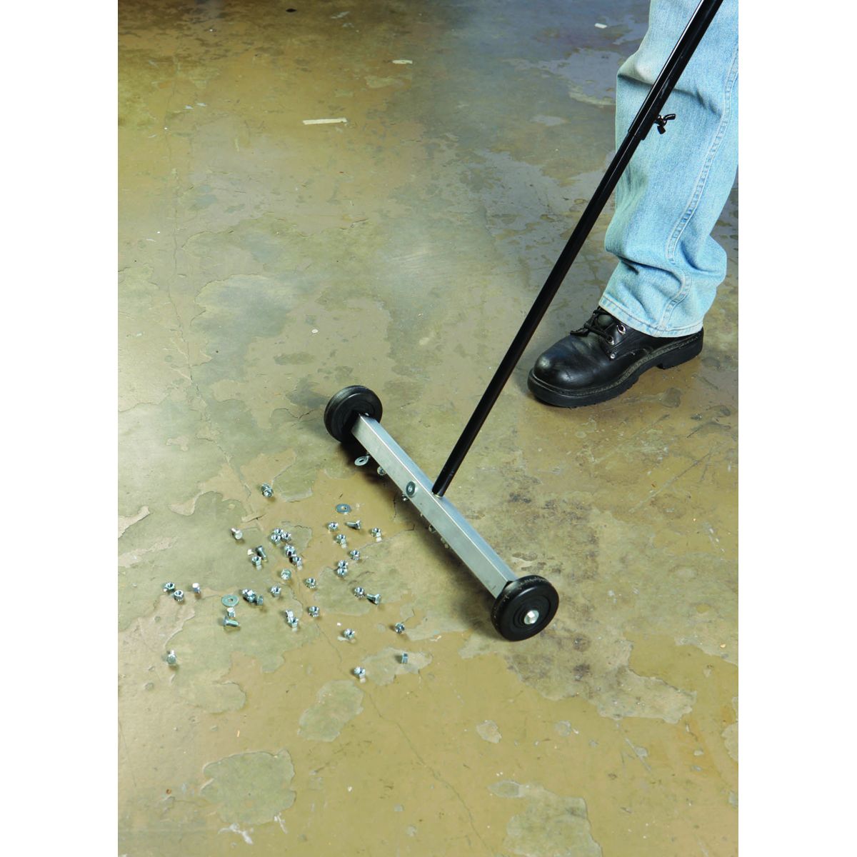 17 In. Mini Magnetic Sweeper H12448